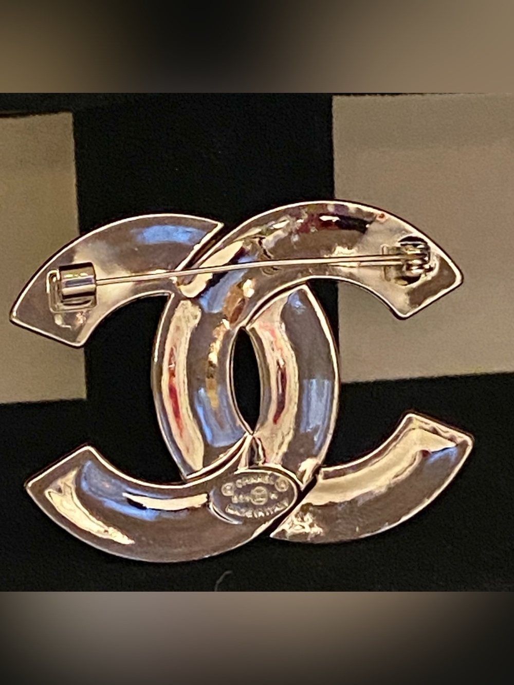 Fashion Jewelry Silver Tone
Crystal Interlocking Logo CC
Luxury Brooch Large - Picture 5 of 5